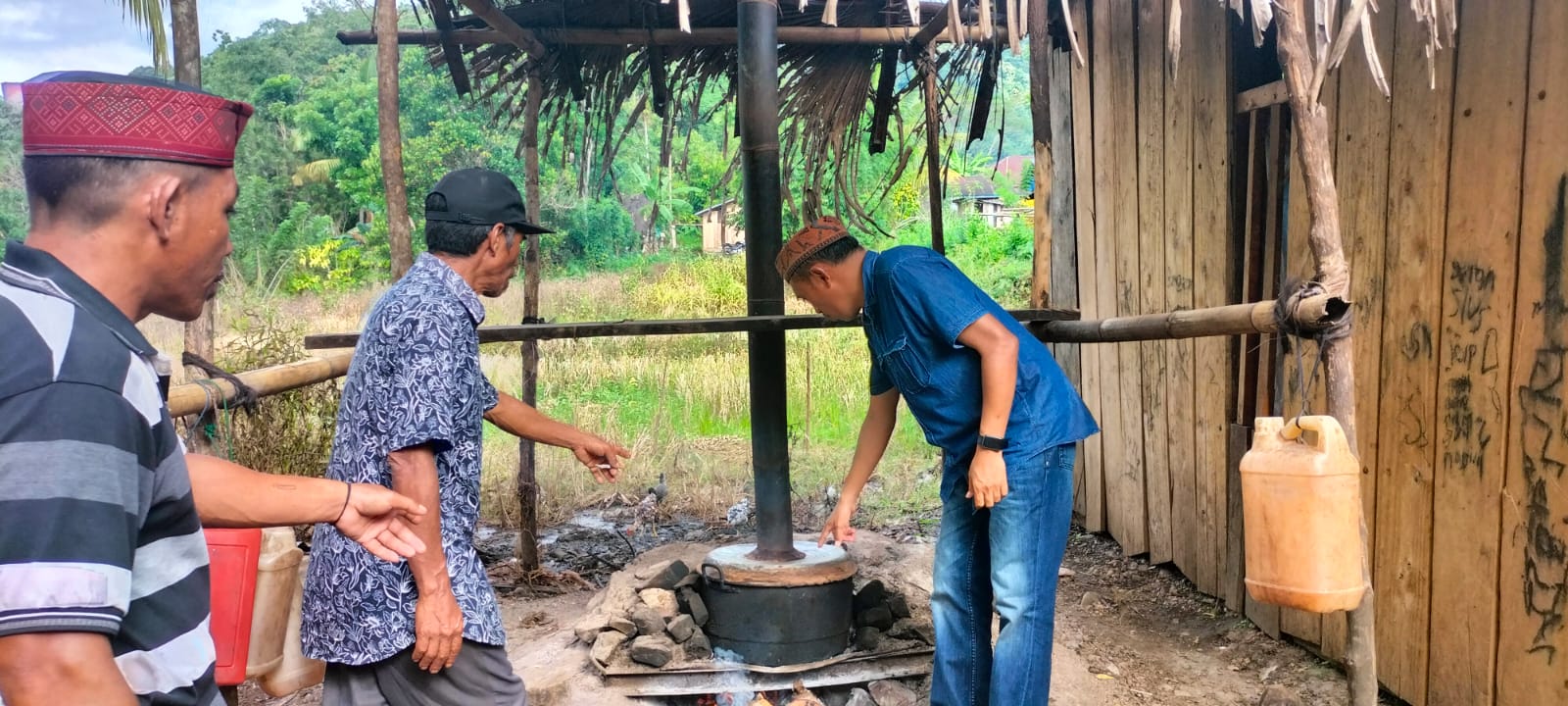 Waket II DPRD Kabupaten Manggarai Barat, Paul Jeramun saat mengecek masakan alkohol sopi buatan warga. Foto: Ist.