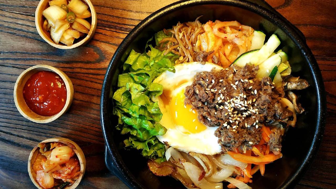 Bisa jadi makanan kita yang terjatuh jika dibiarkan begitu saja, berkahnya bisa dirampas oleh setan. Foto: Repro pikiranrakyat.com