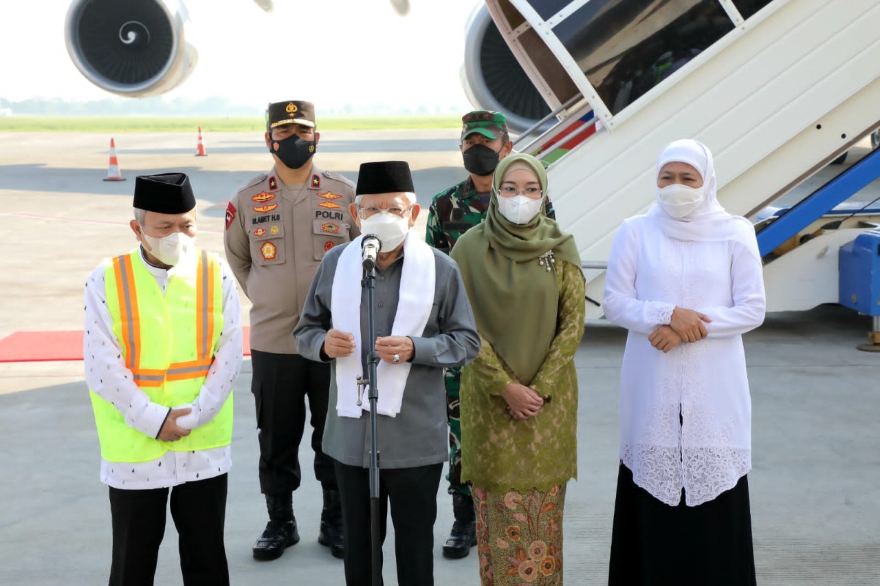 Wapres RI Ma'ruf Amin saat melepas jemaah haji kloter 1 dari Jawa Timur. Foto: Ist.