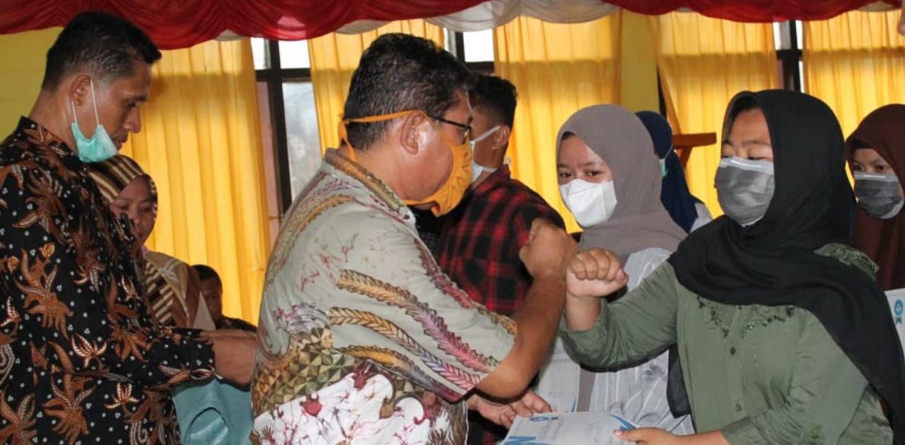 Kadis Pendidikan Wakatobi, Ali Wangi dan Sekretaris Tim beasiswa merdeka belajar sentosa, Nurmasi. Foto: Ist.