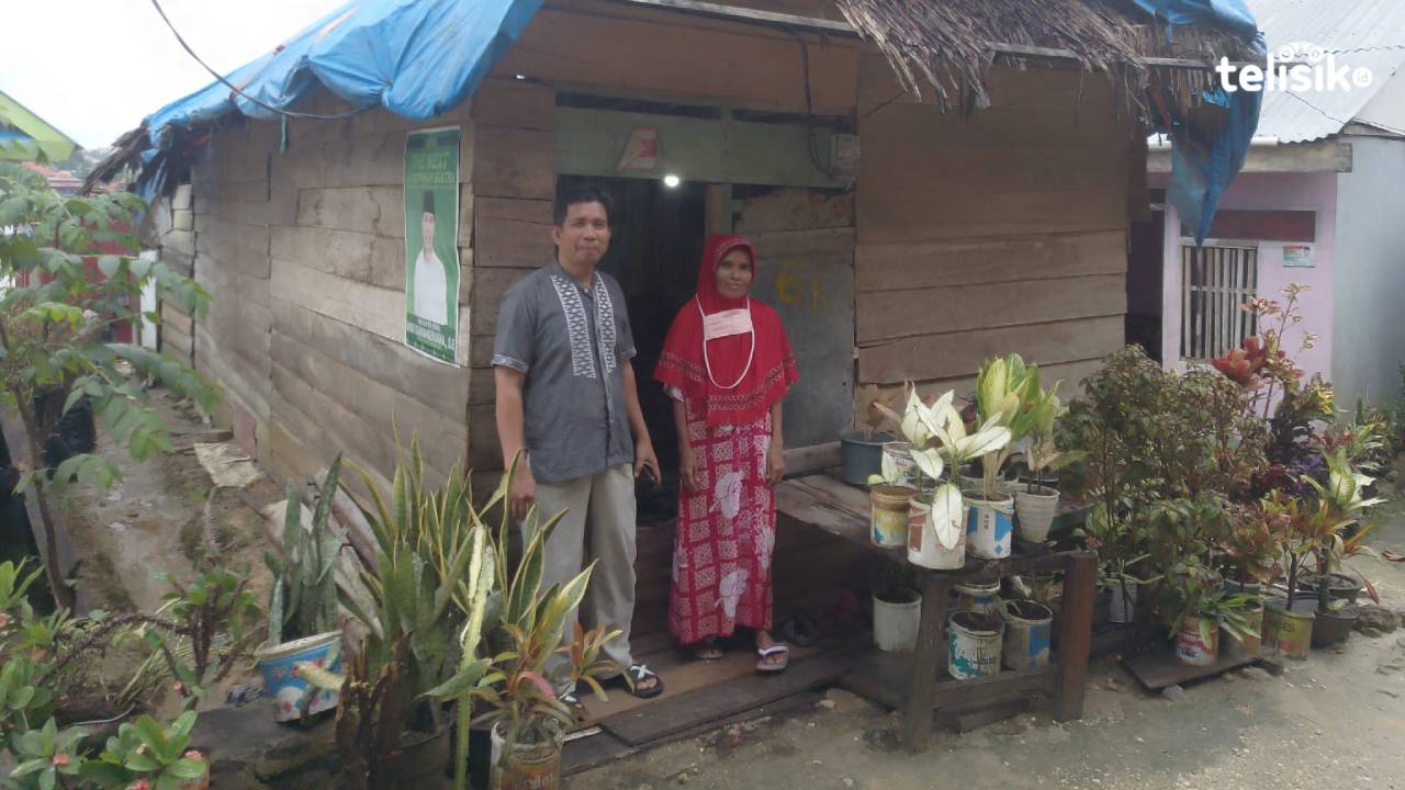 Rasia (kanan) didampingi Ketua RT 03, Muh. Basir (kiri) di rumah Rasia. Foto: Nur Khumairah/Telisik