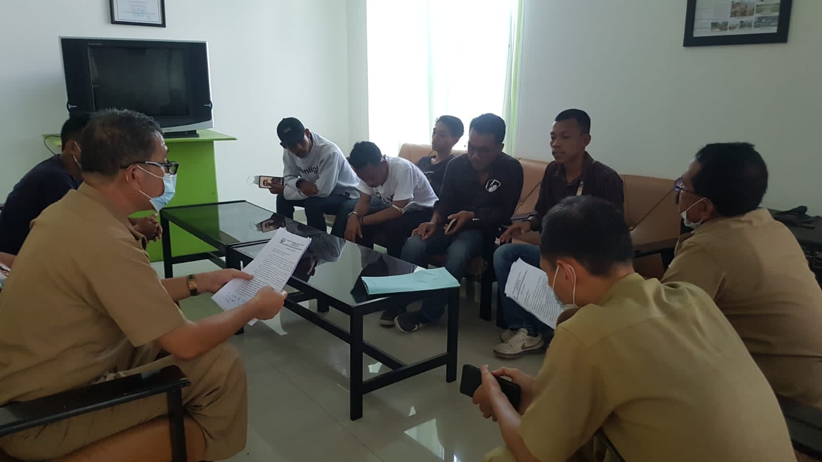 DLH Sultra saat menerima aduan dari masyarakat. Foto: Ist.
