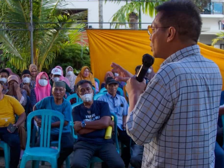 Ketua DPRD Sulawesi Tenggara, Abdurahman Shaleh saat melakukan sosialisasi salah satu Perda di Kota Kendari. Foto: Ist