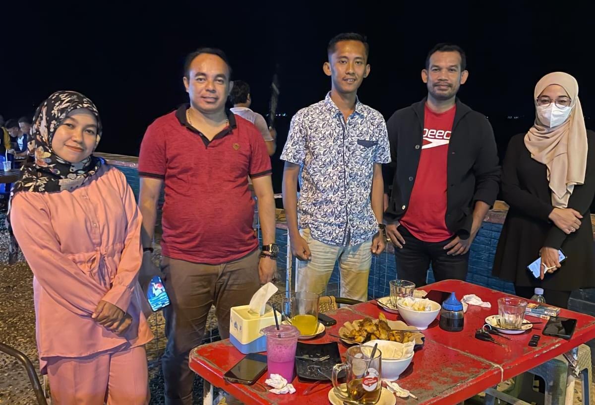 Ketua HIPMI Buton Tengah, Zamrun La Uzhe (kedua dari kiri) dan Ketua Bidang Tenaga Kerja Fiky Rinaldi bersama pengurus HIPMI Buteng. Foto: Ist.