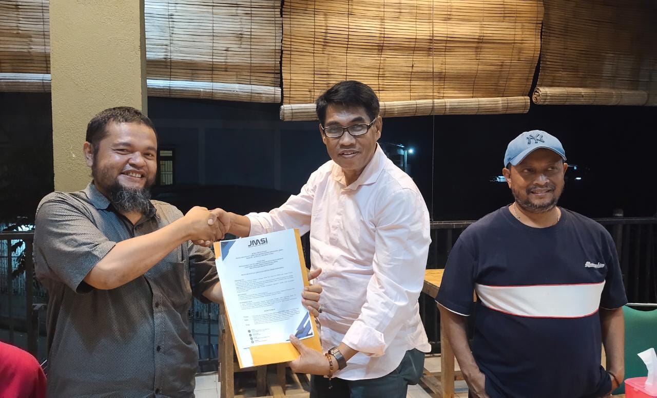 Sekjen Pengurus Pusat JMSI, Mahmud Marhaba saat menyerahkan SK ke Edi Suhairul. Foto: Ist