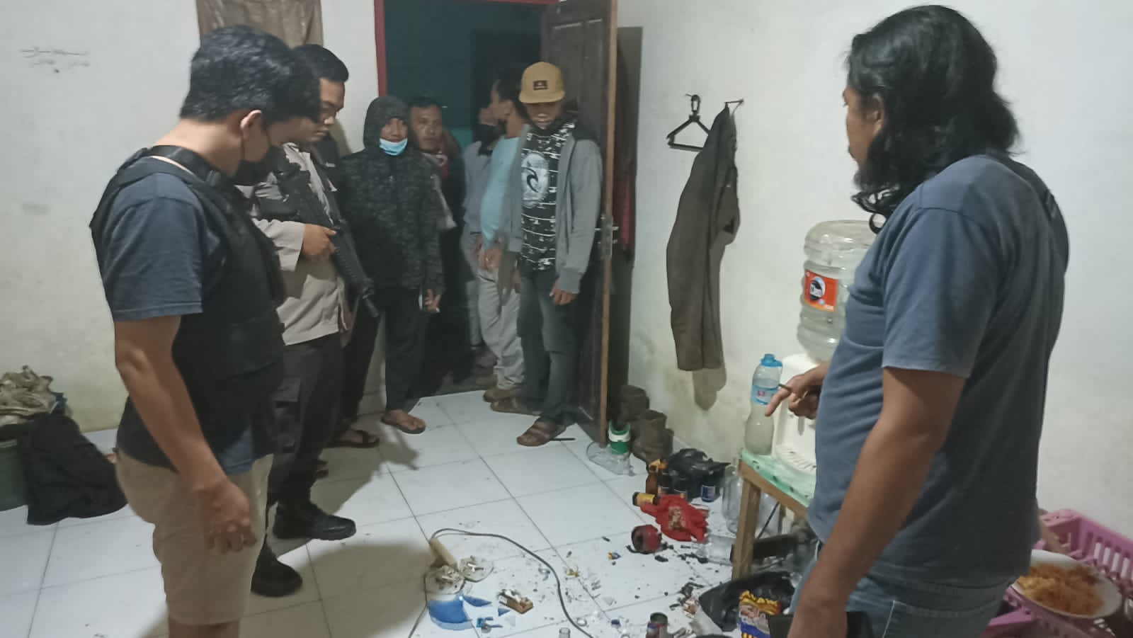 Pihak Polsek Bondoala saat mendatangi TKP. Foto: Ist.
