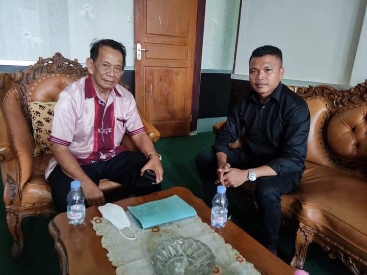 Ketua DPRD Muna, La Saemuna bersama kuasa hukumnya, La Ode Muhram Naadu. Foto: Ist.
