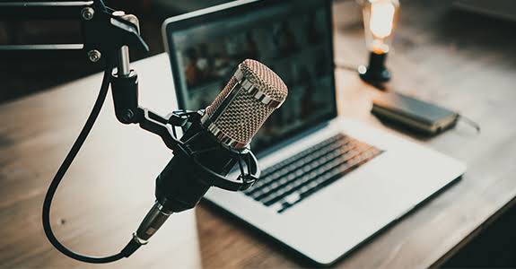Podcast adalah sebuah hasil rekaman audio yang bisa didengarkan oleh khalayak umum melalui media internet. Foto: Repro shutterstock
