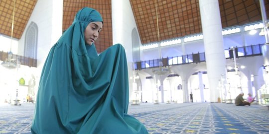 Salat dhuha adalah salat sunnah yang dilaksanakan di waktu dhuha, dengan banyak keutamaan. Foto: Repro merdeka.com