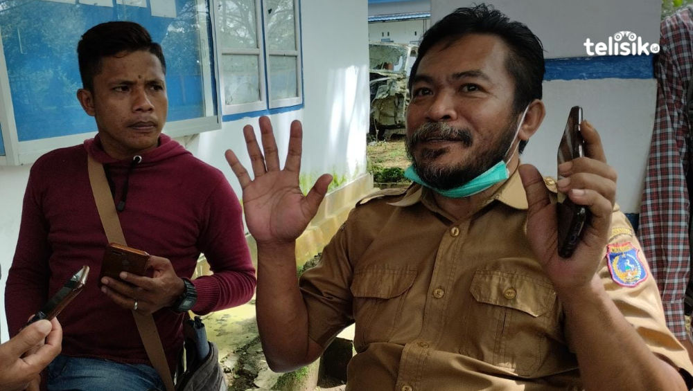 Kepala Bagian ULP Muna Barat, Ahmad Sabir, saat dikonfirmasi persoalan server LPSE yang dipertanyakan Pj Bupati Muna Barat. Foto: Putri Wulandari/Telisik