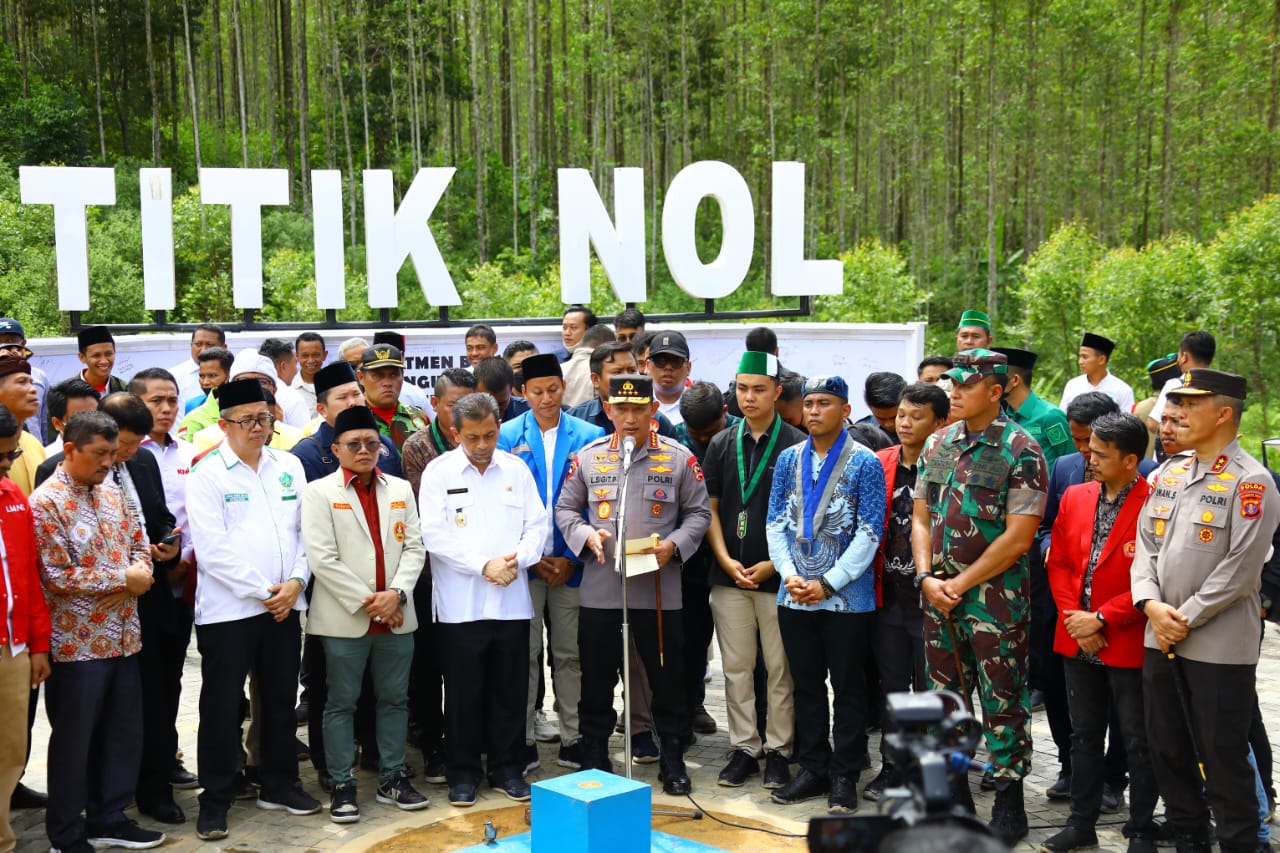 Kapolri, Jendral Listyo Sigit Prabowo meninjau langsung pelaksanaan puncak acara Hari Amal Bakti HUT Bhayangkara ke-76 di titik 0 IKN. Foto: Ist.