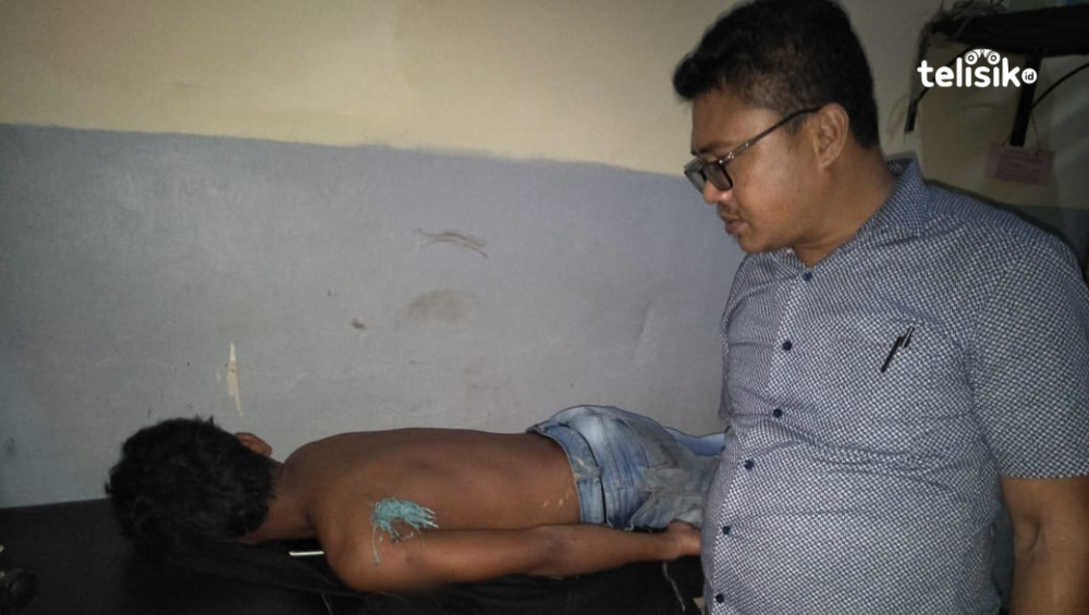 Korban terbaring di Rumah Sakit Bhayangkara usai dikeroyok dan dibusur orang tak dikenal. Foto: Thamrin Dalby/Telisik