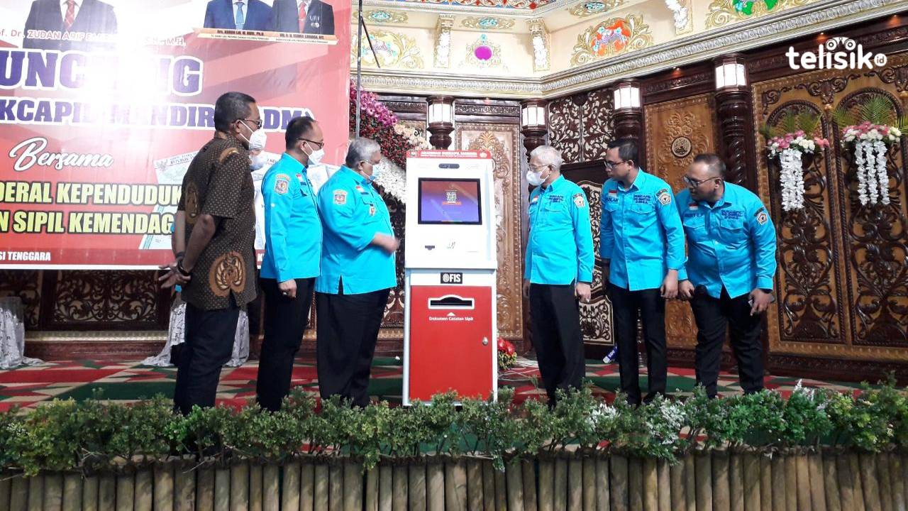 Gubernur Sulawesi Tenggara, Ali Mazi tiga dari (kiri) sedang menunggu kartu keluarga yang dicetak di mesin anjungan dukcapil mandiri, Foto: Aris Mantobua/Telisik