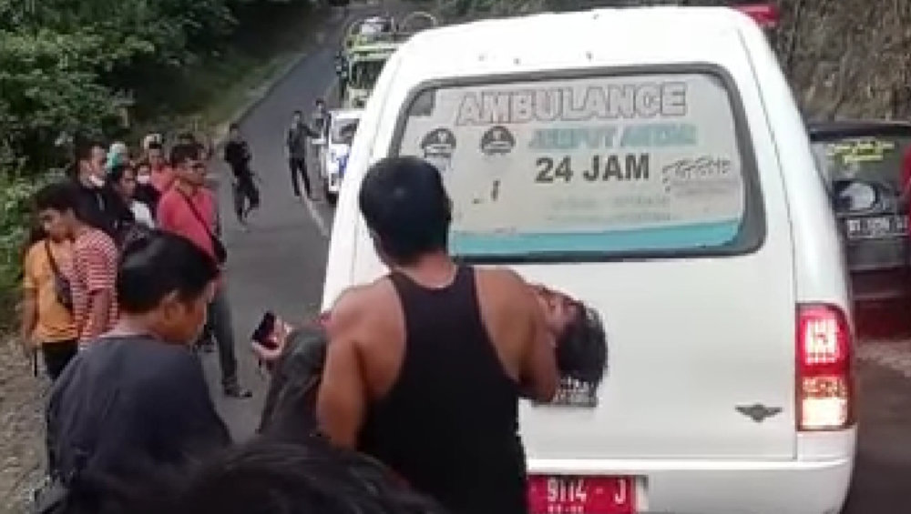 Proses evakuasi salah satu korban kecelakaan menuju puskesmas terdekat. Foto: hasil tangkap layar