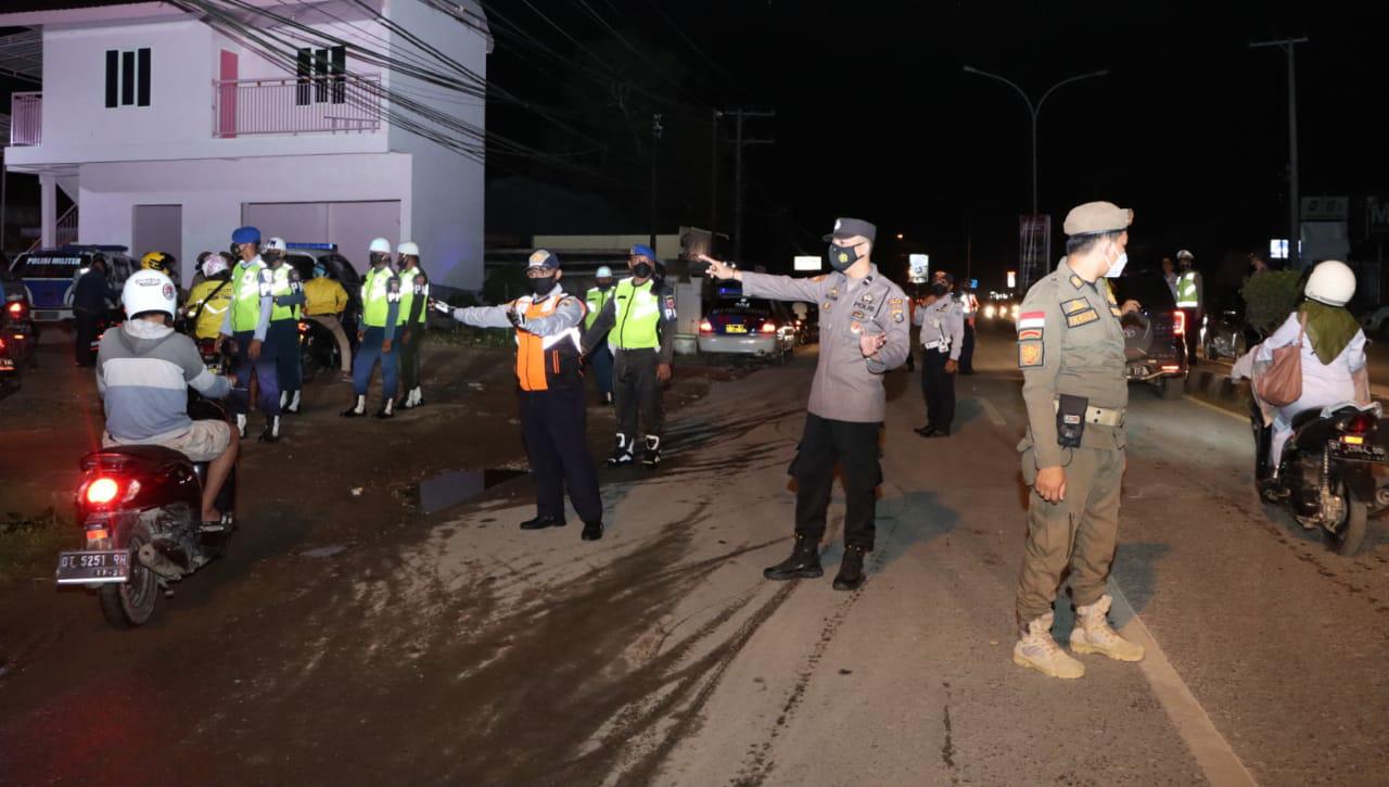Dalam patroli cipta kondisi Kota Kendari, polisi mengamankan 7 orang pelaku yang terbukti membawa senjata tajam. Foto: Ist.