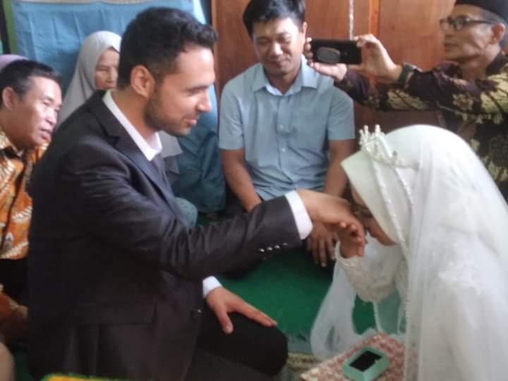 Momen pernikahan Tugay Errol dengan Risnawati di Kantor Urusan Agama Kecamatan Wuawua, Kota Kendari. Foto: Ist.