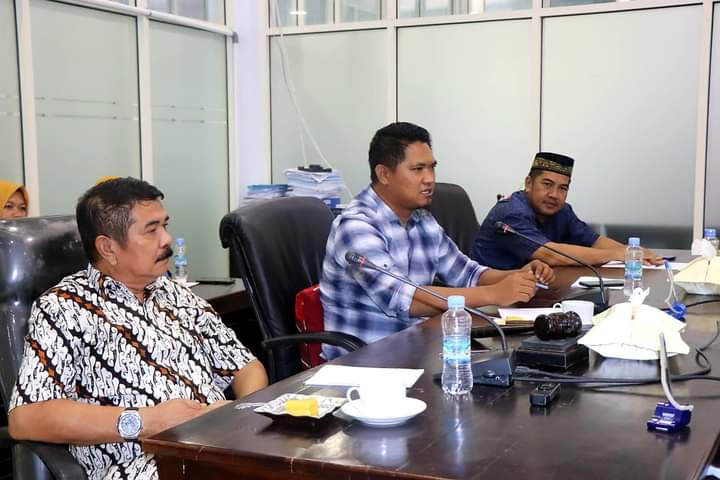 Wakil Ketua II DPRD Kolaka Utara, Agusdin, S.Kom (tengah) menerima kunjungan Legislatif Wajo bahas komparasi program kegiatan di Komisi I DPRD Kolaka Utara. Foto: Humas DPRD Kolaka Utara.