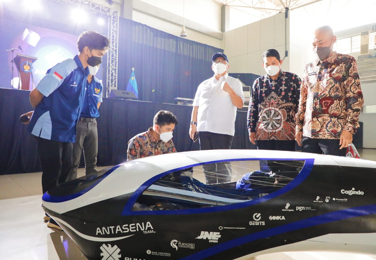 Wagub Jawa Timur, Emil Dardak melihat mobil berenergi hydrogen di ITS. Foto: Ist.