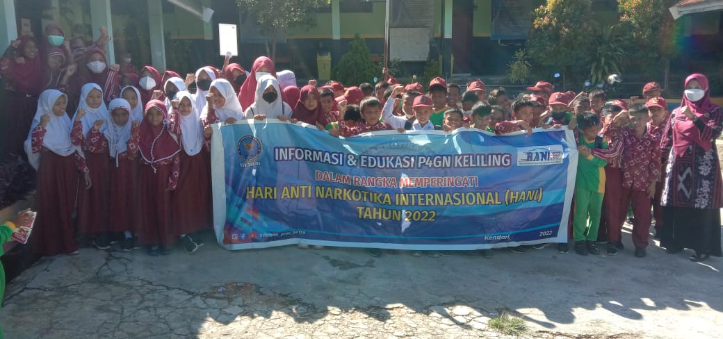 Siswa-siswi SDN 97 Kendari menyanyikan mars BNN dengan penuh kegembiraan. Foto: Ist.