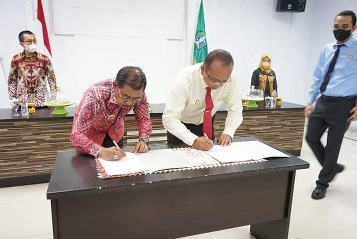 Penandatanganan nota kesepahaman antara Pemkab Kolaka Utara dan Kejaksaan Negeri di bidang Hukum Perdata dan Tata Usaha Negara. Foto: Diskominfo Kolaka Utara