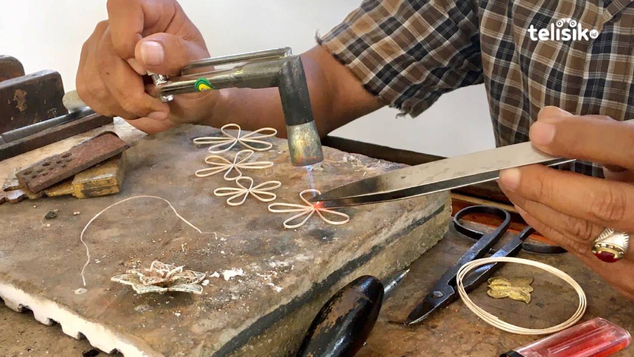 Proses pembuatan kerajinan perak berupa bros oleh Anto, Pengrajin Dekranasda Sultra. Foto: Nurdian Pratiwi/Telisik