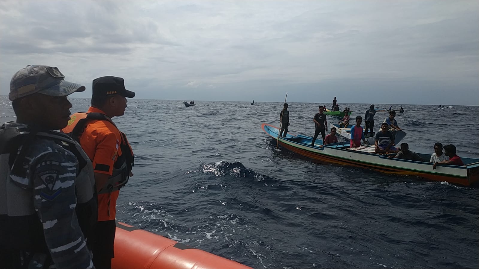 Tim rescue Pos Sar Wakatobi melakukan pencarian atas tenggelamnya seorang nelayan yang hilang di perairan Mola, Kabupaten Wakatobi Foto: ist