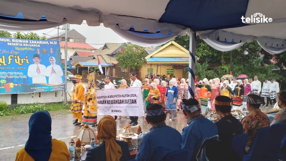 Pawai budaya yang digelar pada Rabu (29/6/2022) dalam rangkaian memperingati hari ulang tahun (HUT) Kabupaten Buton Utara ke-15 diwarnai hujan. Foto: Aris/Telisik