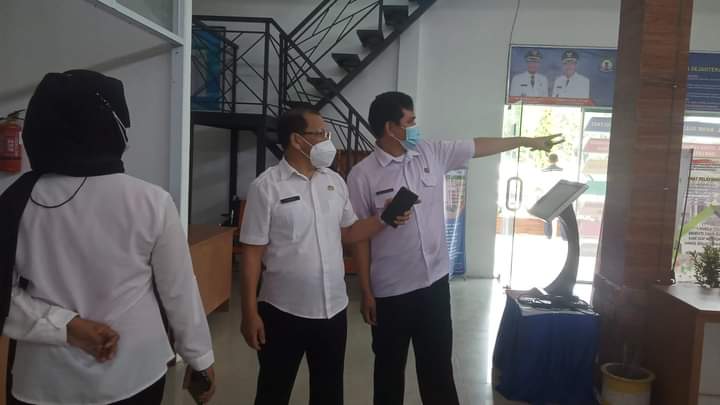 Kadis PTSP Konawe H. Burhan (tengah). Foto: Ist.