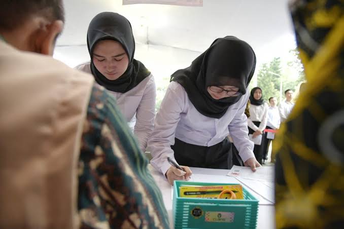 Sejumlah peserta seleksi PPPK dan CPNS melakukan registrasi sebelum test. Foto: Repro pikiran-rakyat.com