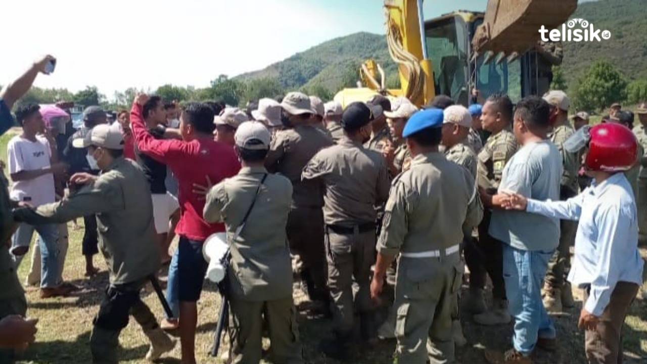 Warga dan Sat Pol PP Manggarai bentrok saat ekskavator hendak menggusur pilar. Foto: Berto Davids/Telisik