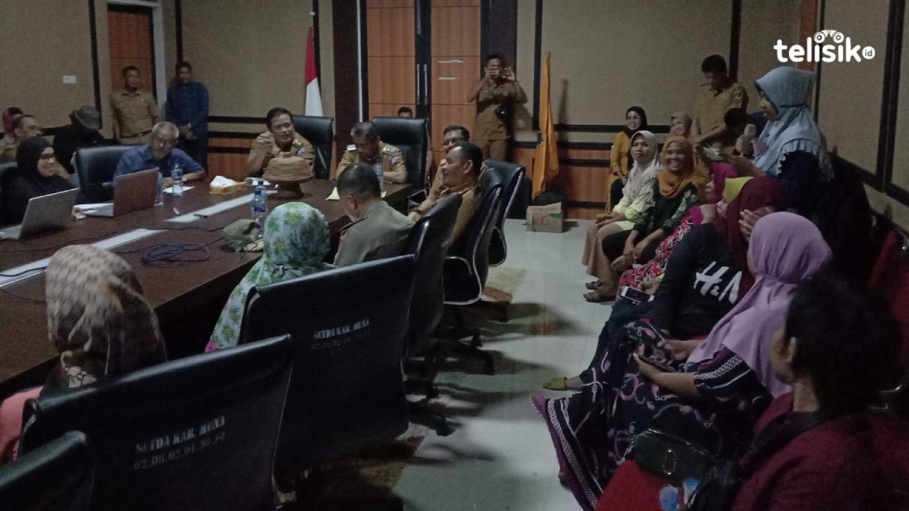 Bupati Muna, LM Rusman Emba bersama masyarakat Laino. Foto : Sunaryo/Telisik