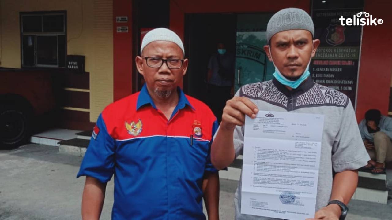 Pelapor (memegang surat) didampingi tim kuasanya ketika di Mapolrestabes Medan.Foto: Reza Fahlefy/Telisik