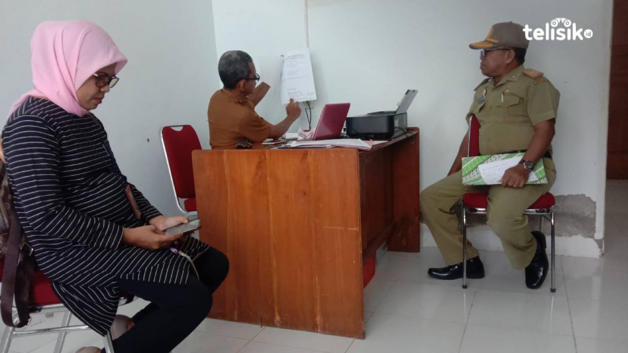 Sekwan Muna, Edi Ridwan bersama Kabag Persidangan, Ramadan membahas persoalan rapat pimpinan dan fraksi. Foto: Sunaryo/Telisik