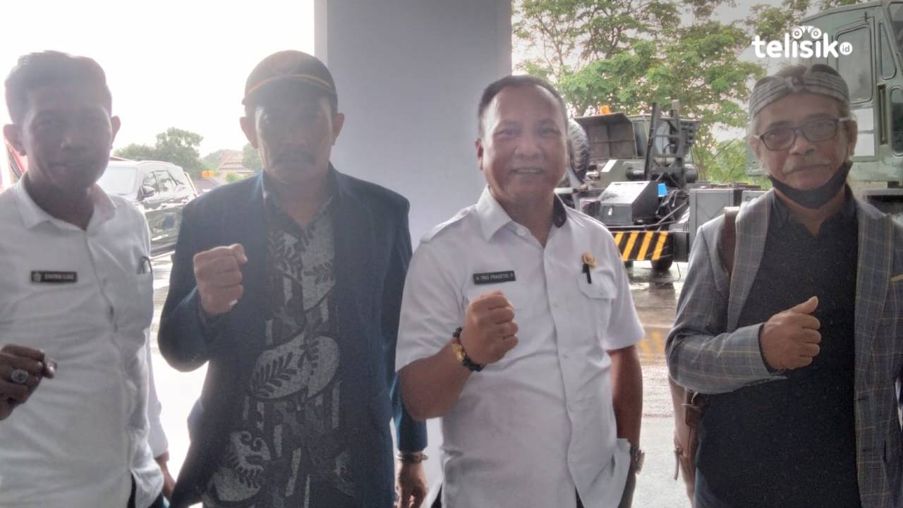 Kadispora Sulawesi Tenggara, H. Trio Prasetio P (dua dari kanan), Kadispora Buton, Abdul Z Napa (kanan) dan Kabid Peningkatan Prestasi Dispora Bau-Bau, Maaruji (dua dari kiri) saat menyatakan kesiapan pelaksanaan Proprov tahun 2022 telah mencapai 80 perse