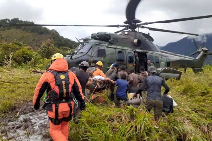 Proses evakuasi penumpang pesawat Susi Air yang kecelakaan di Papua. Foto: Dok. Basarnas