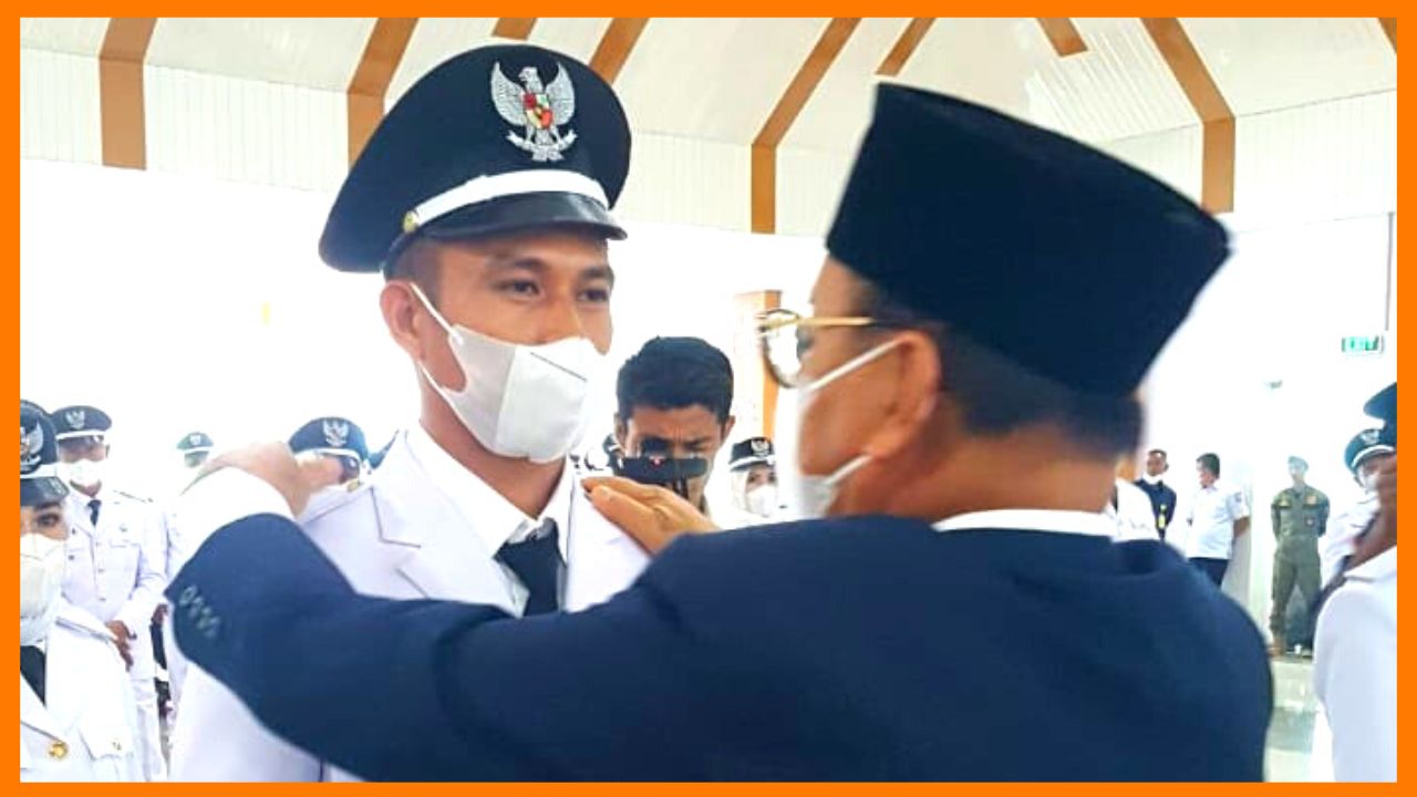 Bupati Konawe Selatan Surunuddin Dangga melantik 86 kepala desa terpilih atas pemilihan kepala desa setentak. Kepada kepala desa yang dilantik ini agar tidak terlibat dalam praktis mengingat Pemilu 2024 tidak lama lagi. Foto: Ist