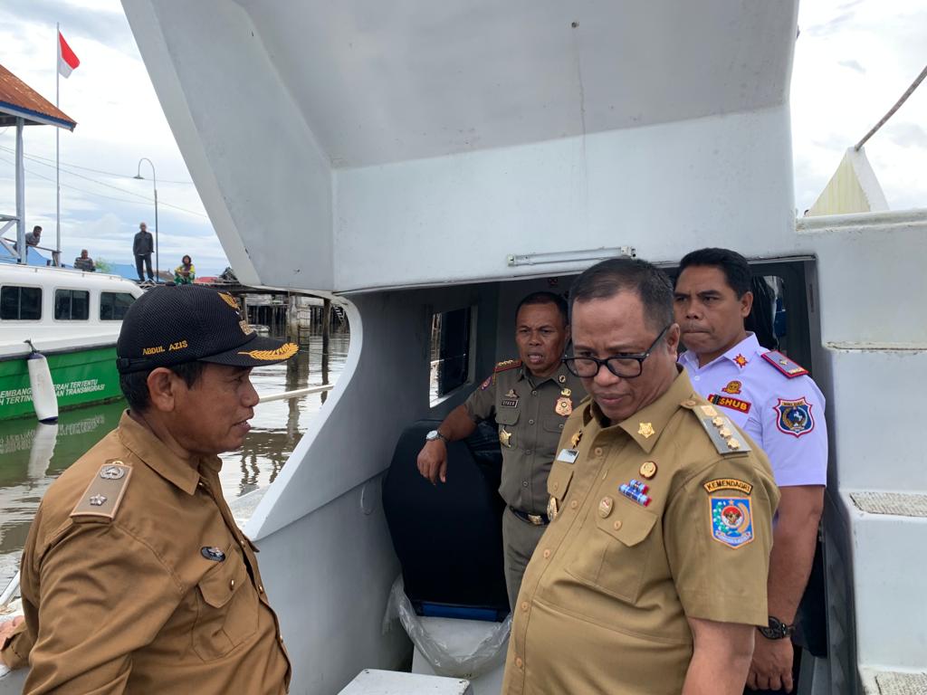 Pj Bupati Muna Barat, Bahri disampingi sejumlah kepala OPD mengecek kondisi speedboat yang merupakan aset milik pemkab. Foto: Ist