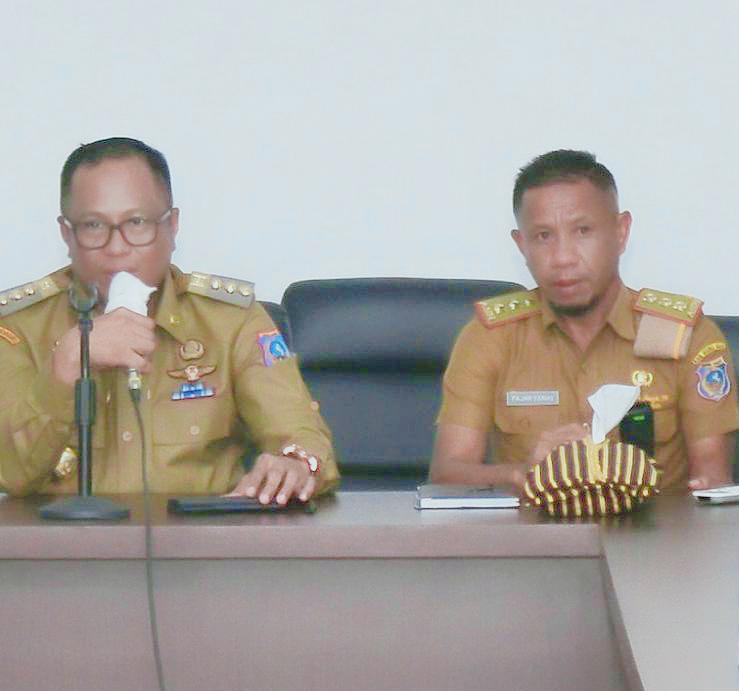 Pj Bupati Muna Barat, Bahri bersama Kabag Protokoler dan Komunikasi Pimpinan, Muhamad Fajar Fariki. Foto: Ist.