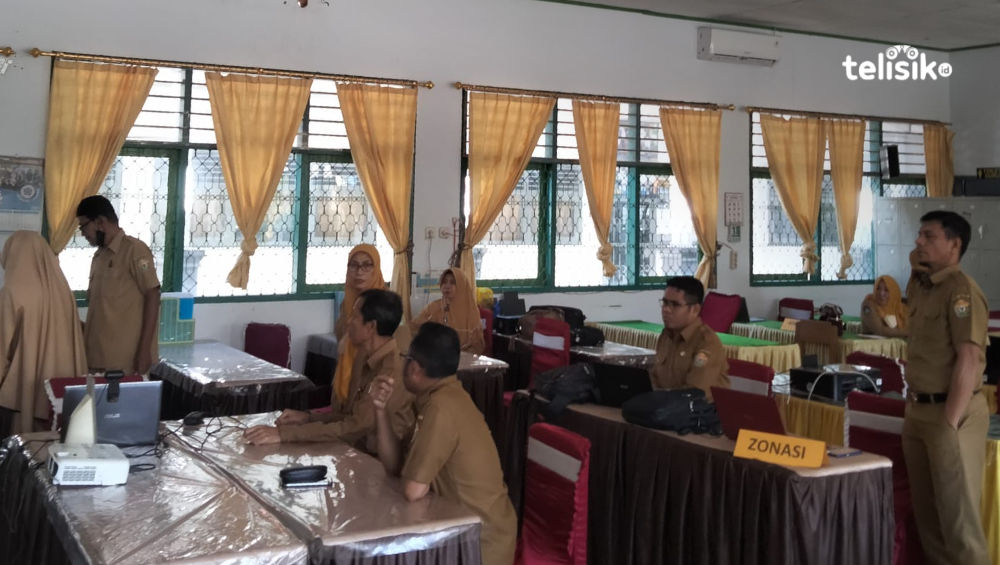 Guru SMAN 1 Kendari saat memantau pelaksanaan pendaftaran PPDB online. Foto: Muhammad Ilwanto/Telisik