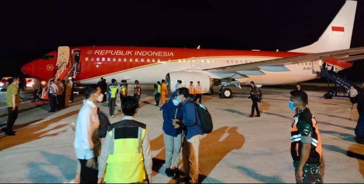 Presiden Jokowi dan ibu Iriana tiba di Pangkalan TNI Angkatan Udara (Lanud) Halu Oleo dan di jemput Gubernur Sultra Ali Mazi, DanLanut Kolonel Pnb Andy F. Picaulima serta Pangdam dan Kapolda Sultra. Foto: Ist.