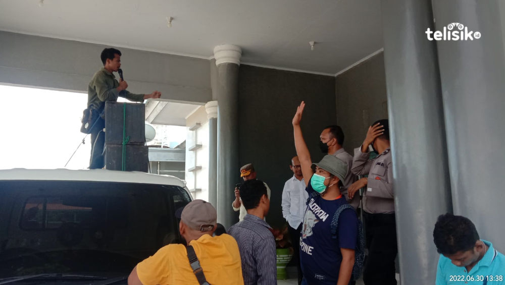 Warga Desa Bubu Barat, Kecamatan Kambowa, Kabupaten Buton Utara demonstasi di Kantor Dinas Pemberdayaan Masyarakat dan Desa serta Kantor Bupati menuntut persoalan sengketa Pilkades diselesaikan. Foto: Aris/Telisik