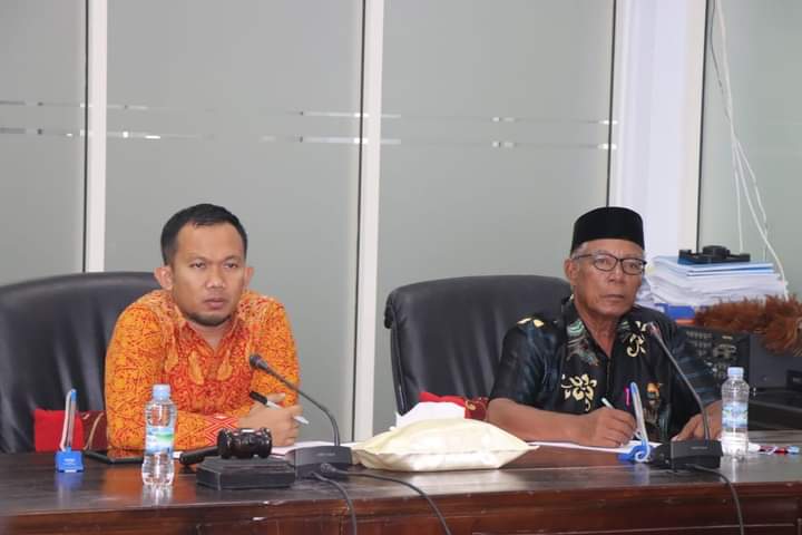 RDP dipimpin Ketua Komisi III, Abu Muslim, SH (kiri) dan Ketua Komisi II, H. Burhanuddin, SH (kanan). Foto: Humas DPRD Kolaka Utara