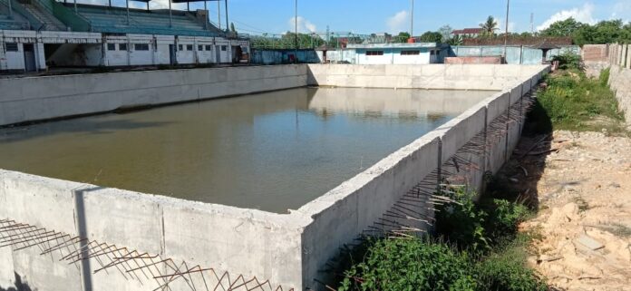 Kolam renang KONI Sulawesi Tenggara yang sedang direhab. Untuk tahap kedua, menelan anggaran Rp 1 miliar yang berasal dari APBD. Foto: Ist