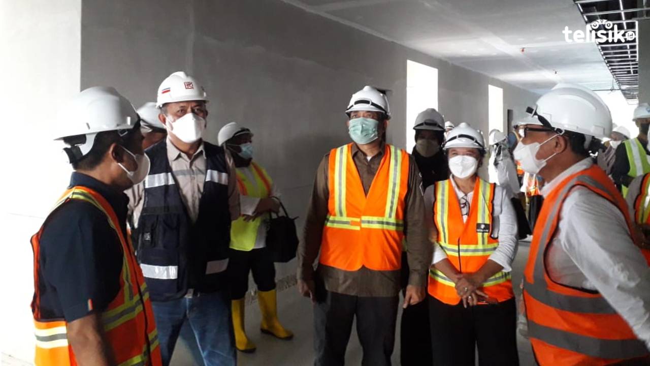 Kadis Cipta Karya, Bina Konstruksi dan Tata Ruang Provinsi Sulawesi Tenggara, Dr. Ir. H. Pahri Yamsu (tengah) bersama pihak PT Sarana Multi Infrastruktur dan Bank Dunia saat meninjau pembangunan Rumah Sakit Jantung dan Pembuluh Darah Oputa Yii Koo. Foto: 