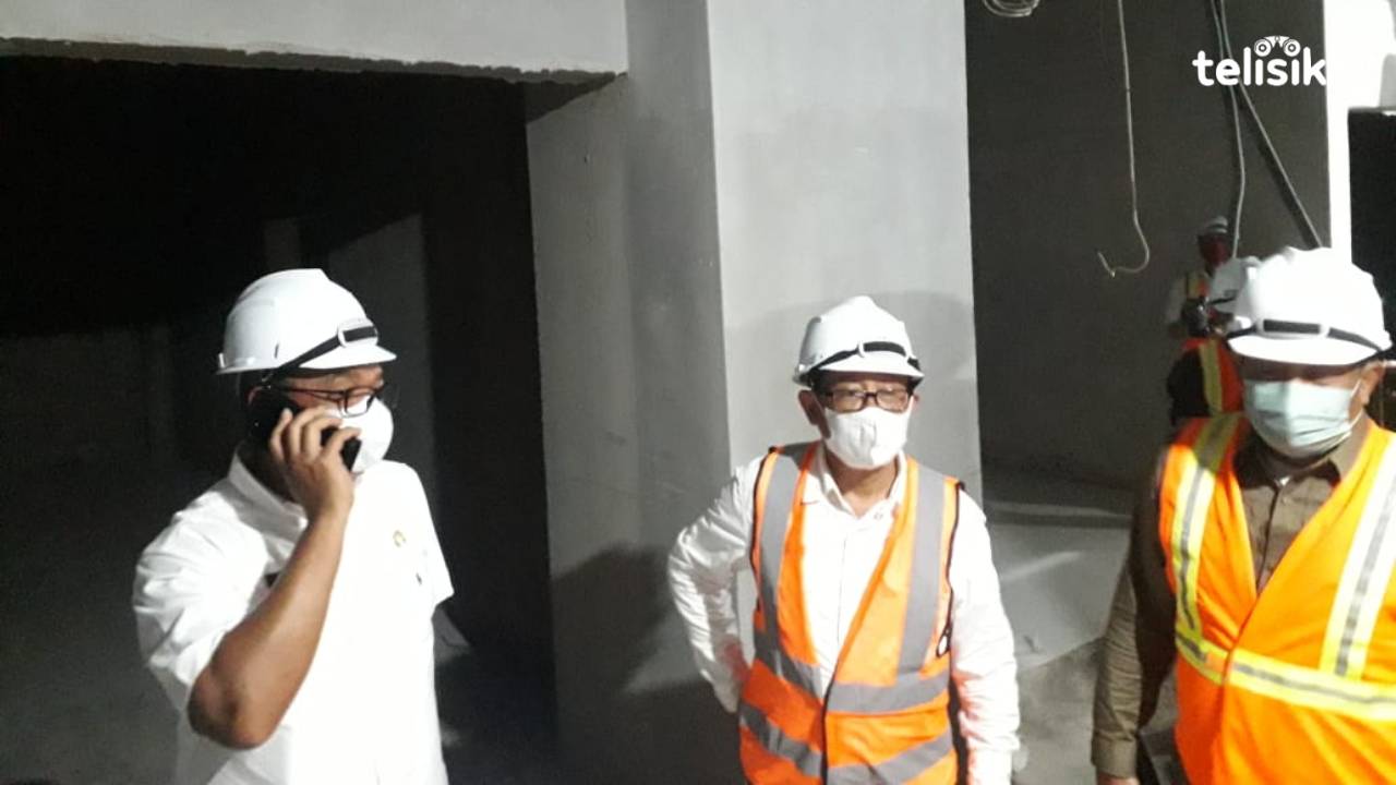 Kepala Bappeda Provinsi Sulawesi Tenggara, J Robert (kiri) bersama pihak PT Sarana Multi Infrastruktur dan Bank Dunia saat meninjau proses pembangunan Rumah Sakit Jantung dan Pembuluh Darah Oputa Yii Koo. Foto: Aris Mantobua/Telisik