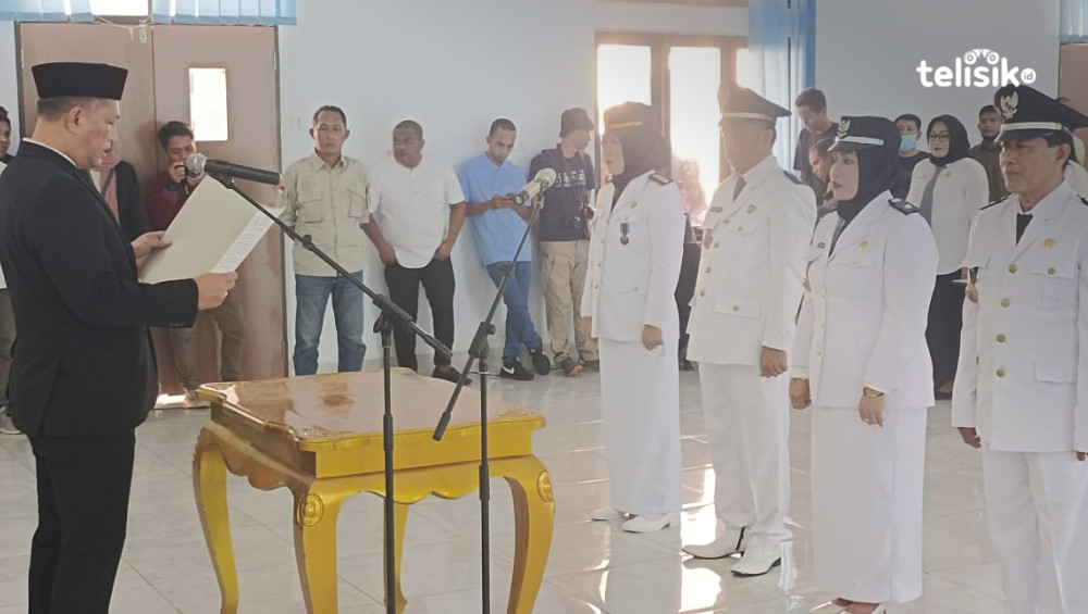 Sekda Konawe Ferdinan Sapan saat membacakan SK pelantikan kepada Camat dan Lurah. Foto: Aris Syam/Telisik