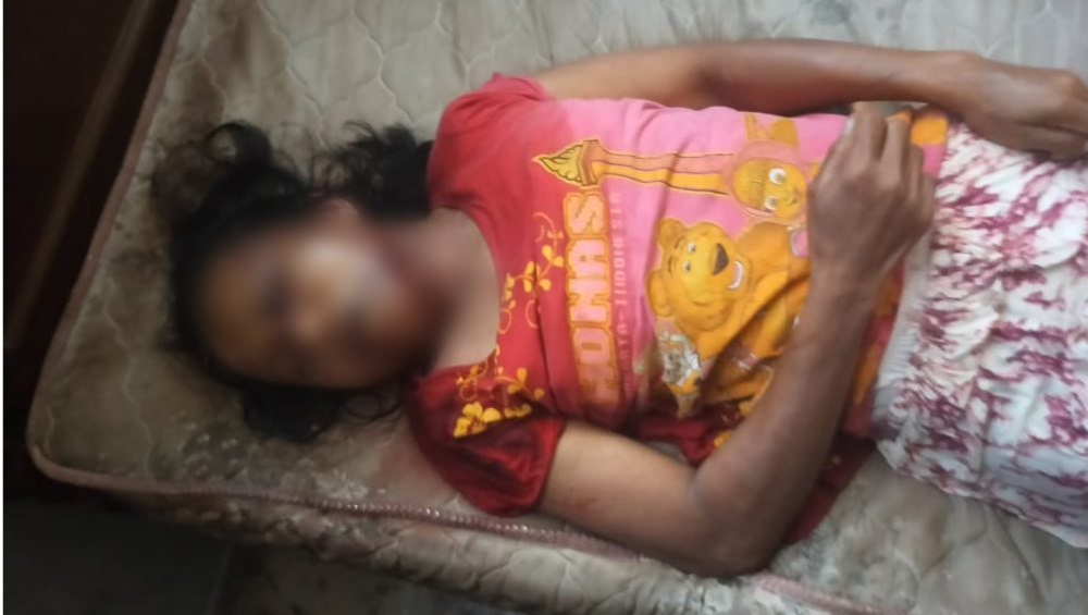 Seorang Ibu rumah tangga di Dusun III, Desa Paya Bengkuang, Langkat, Sumatera Utara ditemukan tewas bersimbah darah di kamar rumahnya akibat dibunuh anak kandungnya sendiri menggunakan batu. Foto: Ist