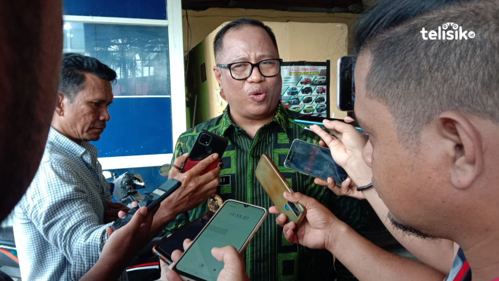 Pj Bupati Muna Barat Bahri, saat diwawancarai awak media di Muna. Foto: Sunaryo/Telisik