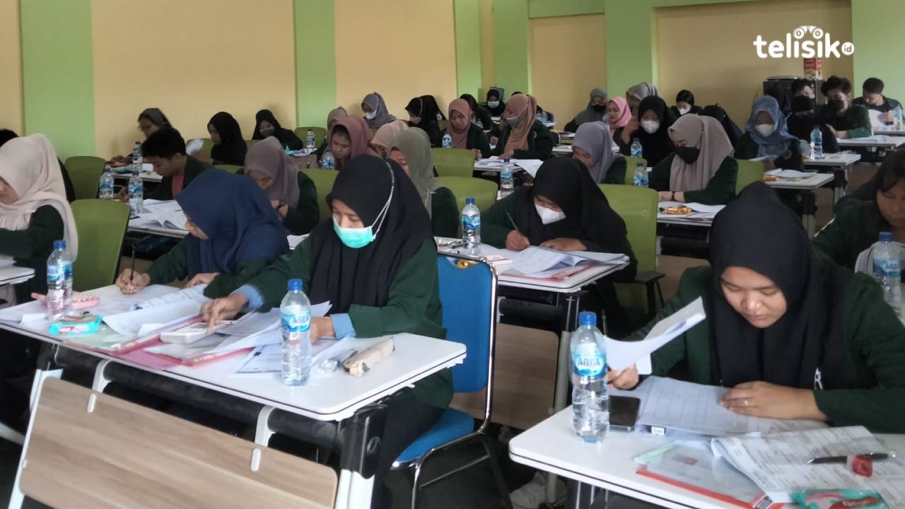 Puluhan mahasiswa STIE 66 Kendari mengikuti uji kompetensi untuk mendapatkan Surat Keterangan Pendamping Ijazah. Foto: Muhammad Ilwanto/Telisik