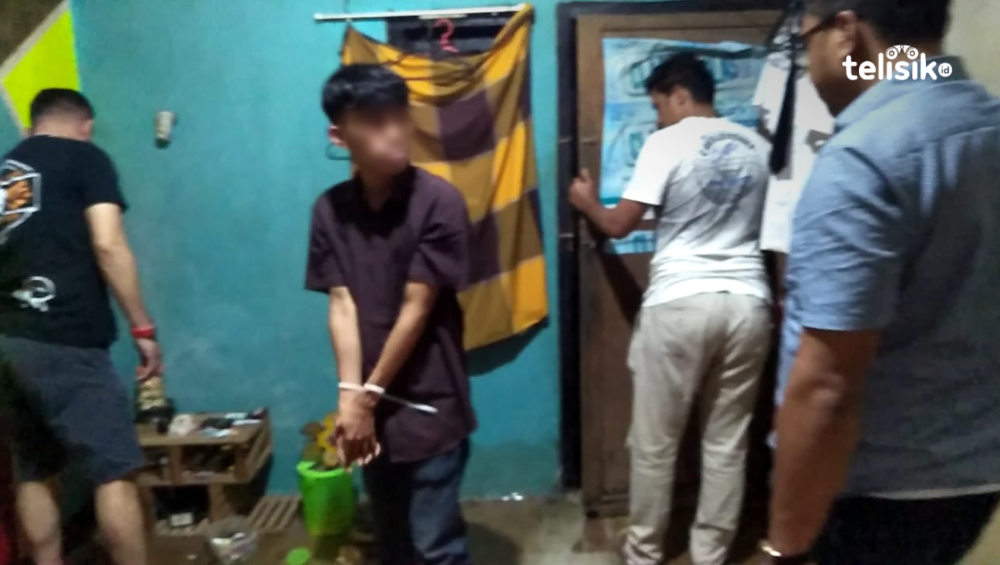 Tim Buser Polsek Mandonga saat menggirin tersangka di rumah kos dan mencari barang bukti tersangka. Foto: Thamrin Dalby/Telisik
